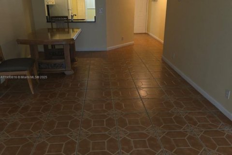 Купить кондоминиум в Окленд-Парк, Флорида 2 спальни, 85.47м2, № 1971272 - фото 3