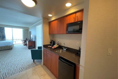 Купить кондоминиум в Санни-Айлс-Бич, Флорида 51.19м2, № 2055156 - фото 9