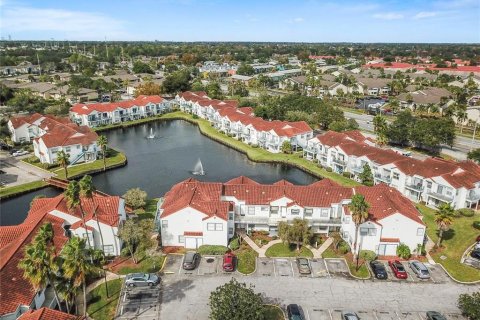 Condo in Orlando, Florida, 2 bedrooms  № 1561753 - photo 1