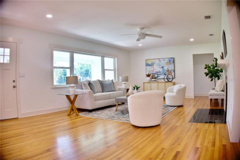 House in New Smyrna Beach, Florida 4 bedrooms, 261.24 sq.m. № 1760111 - photo 9