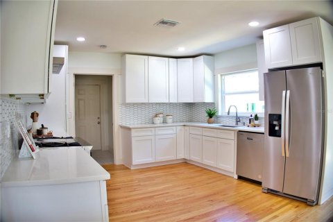 House in New Smyrna Beach, Florida 4 bedrooms, 261.24 sq.m. № 1760111 - photo 15