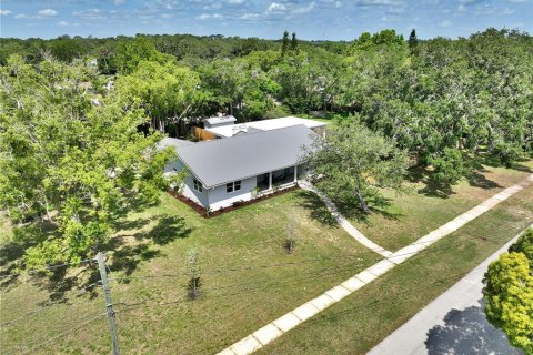 House in New Smyrna Beach, Florida 4 bedrooms, 261.24 sq.m. № 1760111 - photo 1