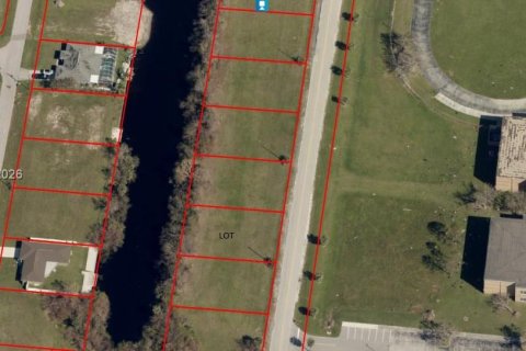 Land in Cape Coral, Florida № 2075636 - photo 3