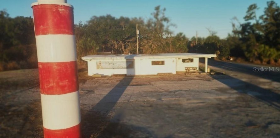 Commercial property in Dade City, Florida 191.38 sq.m. № 2106479