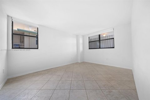 Condo in Miami Beach, Florida, 2 bedrooms  № 1715082 - photo 8