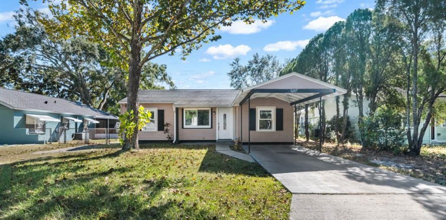 House in Tampa, Florida 3 bedrooms, 93.37 sq.m. № 2200315