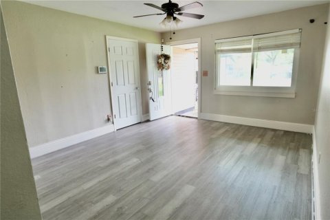 House in Tampa, Florida 3 bedrooms, 93.37 sq.m. № 2200315 - photo 4