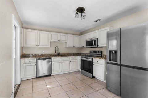 House in Tampa, Florida 3 bedrooms, 93.37 sq.m. № 2200315 - photo 7