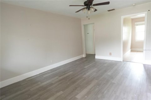 House in Tampa, Florida 3 bedrooms, 93.37 sq.m. № 2200315 - photo 3