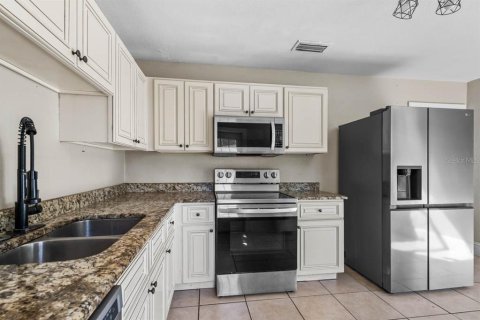 House in Tampa, Florida 3 bedrooms, 93.37 sq.m. № 2200315 - photo 8