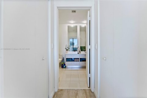 Condominio en venta en Miami, Florida, 1 dormitorio, 79.25 m2 № 1932267 - foto 13