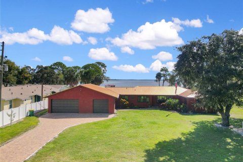 House in Tavares, Florida 3 bedrooms, 192.68 sq.m. № 1741010 - photo 1