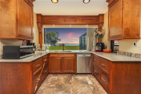House in Tavares, Florida 3 bedrooms, 192.68 sq.m. № 1741010 - photo 14