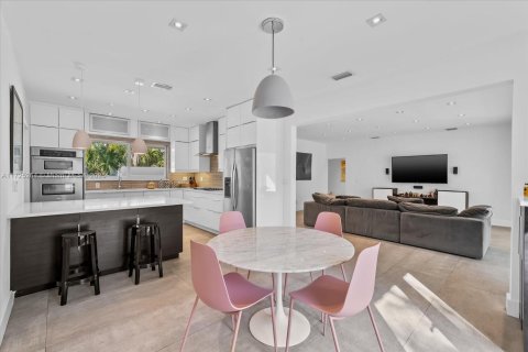 House in North Miami, Florida 3 bedrooms, 169.27 sq.m. № 1978946 - photo 6