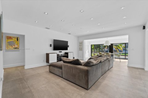 House in North Miami, Florida 3 bedrooms, 169.27 sq.m. № 1978946 - photo 4