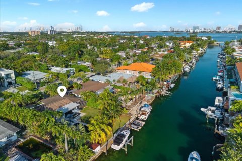 House in North Miami, Florida 3 bedrooms, 169.27 sq.m. № 1978946 - photo 23