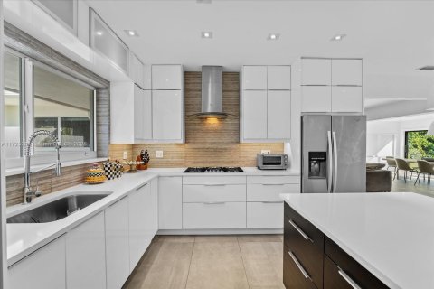 House in North Miami, Florida 3 bedrooms, 169.27 sq.m. № 1978946 - photo 9