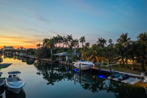 House in North Miami, Florida 3 bedrooms, 169.27 sq.m. № 1978946