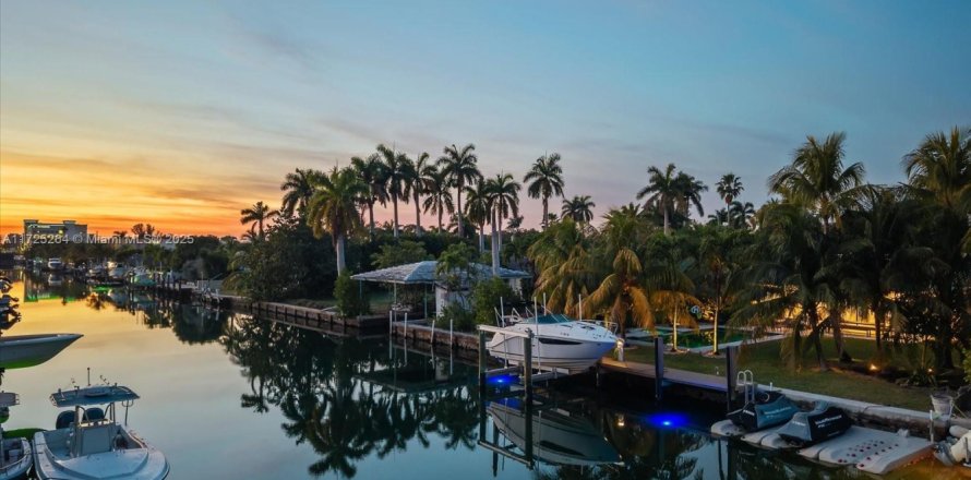 House in North Miami, Florida 3 bedrooms, 169.27 sq.m. № 1978946