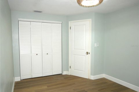 House in Saint Petersburg, Florida 4 bedrooms, 185.25 sq.m. № 1912683 - photo 21