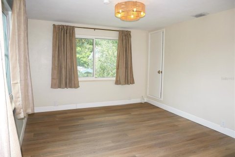 House in Saint Petersburg, Florida 4 bedrooms, 185.25 sq.m. № 1912683 - photo 13