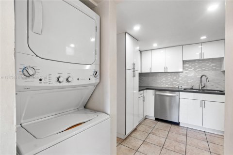 Copropriété à vendre à Miami, Floride: 3 chambres, 132.85 m2 № 1973734 - photo 11