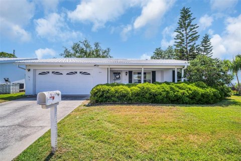 Condo in Pinellas Park, Florida, 2 bedrooms  № 1686964 - photo 1