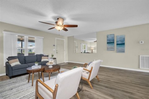 Condo in Pinellas Park, Florida, 2 bedrooms  № 1686964 - photo 4