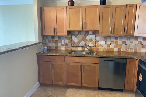 Condo in Hallandale Beach, Florida, 2 bedrooms № 2027091 - photo 17