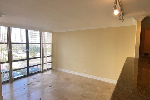 Condo in Hallandale Beach, Florida, 2 bedrooms № 2027091 - photo 21