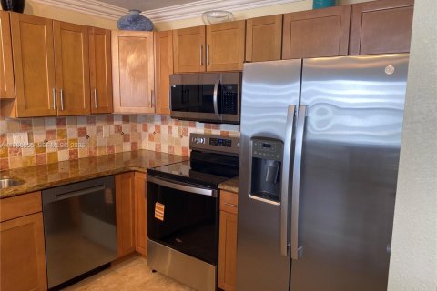 Condo in Hallandale Beach, Florida, 2 bedrooms № 2027091 - photo 16
