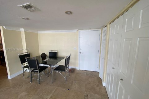 Condo in Hallandale Beach, Florida, 2 bedrooms № 2027091 - photo 25