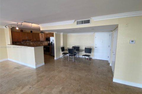 Condo in Hallandale Beach, Florida, 2 bedrooms № 2027091 - photo 24
