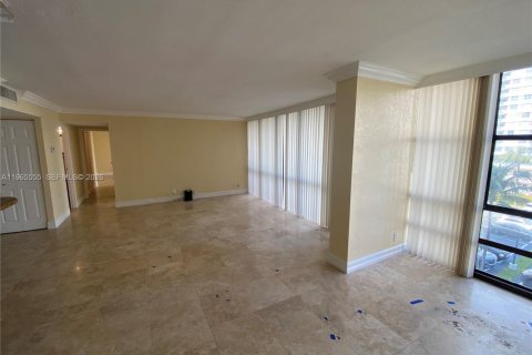 Condo in Hallandale Beach, Florida, 2 bedrooms № 2027091 - photo 26