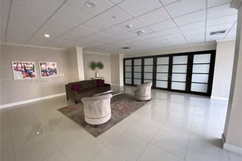 Condo in Hallandale Beach, Florida, 2 bedrooms № 2027091 - photo 11