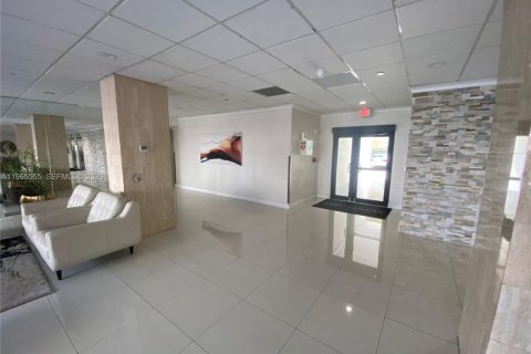 Condo in Hallandale Beach, Florida, 2 bedrooms № 2027091 - photo 9