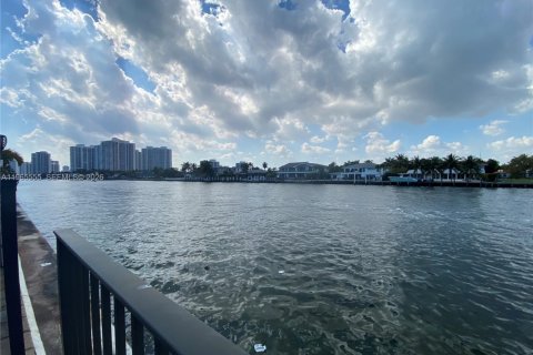 Condo in Hallandale Beach, Florida, 2 bedrooms № 2027091 - photo 5