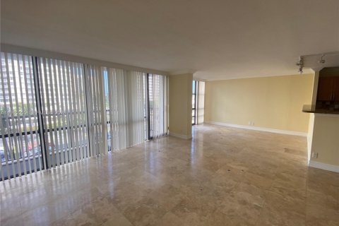 Condo in Hallandale Beach, Florida, 2 bedrooms № 2027091 - photo 22
