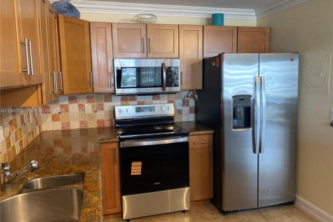 Condo in Hallandale Beach, Florida, 2 bedrooms № 2027091 - photo 18
