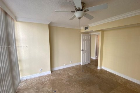 Condo in Hallandale Beach, Florida, 2 bedrooms № 2027091 - photo 29