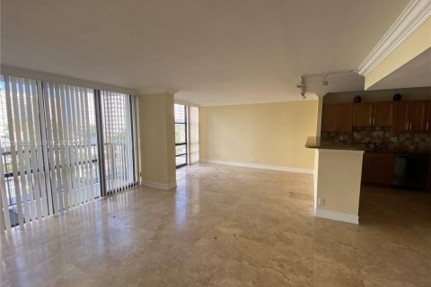 Condo in Hallandale Beach, Florida, 2 bedrooms № 2027091 - photo 20