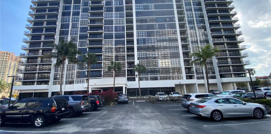 Condo in Hallandale Beach, Florida, 2 bedrooms № 2027091