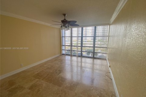 Condo in Hallandale Beach, Florida, 2 bedrooms № 2027091 - photo 30