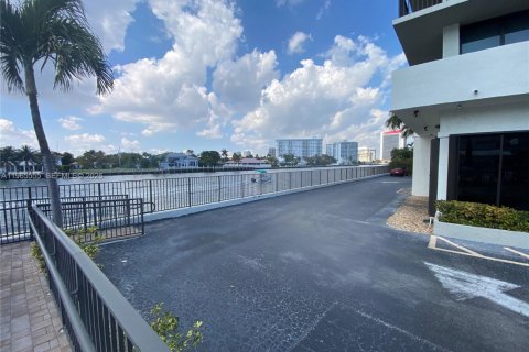 Condo in Hallandale Beach, Florida, 2 bedrooms № 2027091 - photo 6