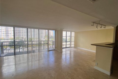 Condo in Hallandale Beach, Florida, 2 bedrooms № 2027091 - photo 27