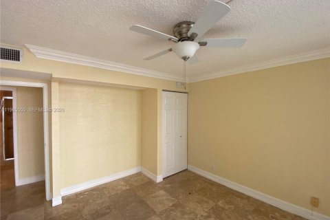 Condo in Hallandale Beach, Florida, 2 bedrooms № 2027091 - photo 28