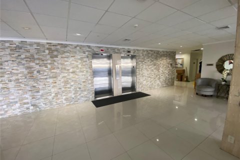 Condo in Hallandale Beach, Florida, 2 bedrooms № 2027091 - photo 8