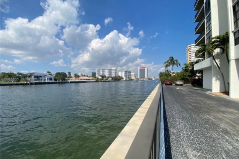 Condo in Hallandale Beach, Florida, 2 bedrooms № 2027091 - photo 4