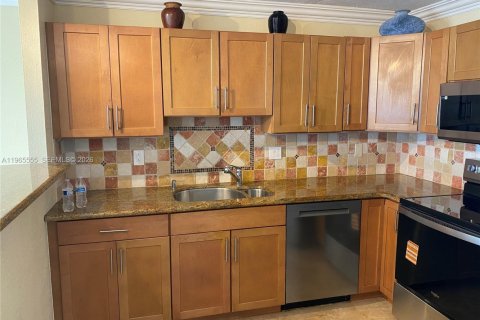 Condo in Hallandale Beach, Florida, 2 bedrooms № 2027091 - photo 15