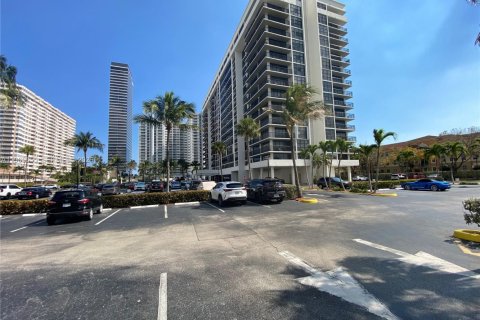 Condo in Hallandale Beach, Florida, 2 bedrooms № 2027091 - photo 3